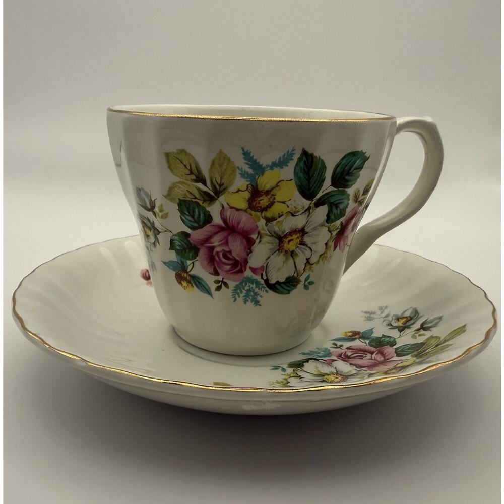 Rare Vintage Aynsley Fine Bone China tea cup and saucer set Gold‎ Trimming